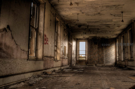 空旷废弃大厅的斑驳墙面与阳光