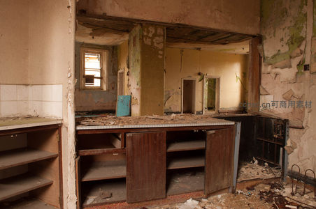 废弃厨房的橱柜与满地狼藉