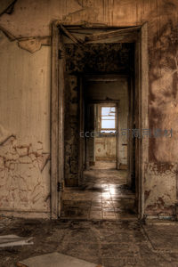 废弃走廊尽头透进的微光