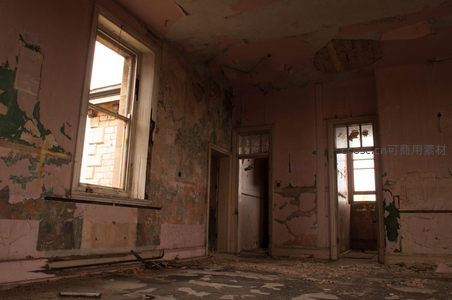 粉色墙面剥落的废弃房间角落