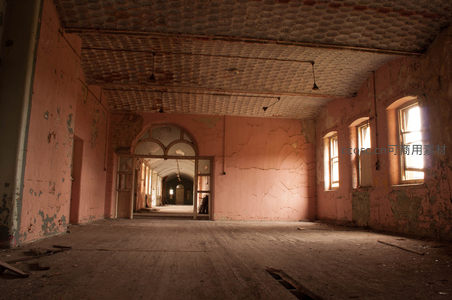 长廊尽头拱门通向未知的废墟