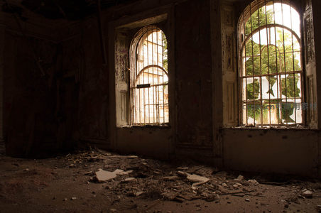 废墟中拱形窗框外的绿意盎然