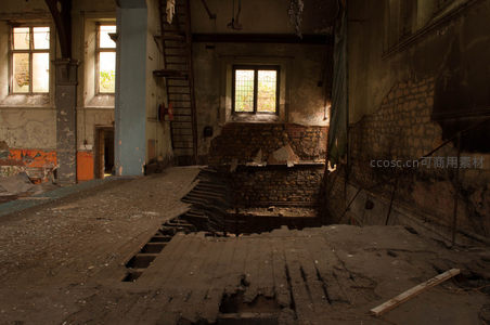 空旷大厅地板塌陷露出地下空间