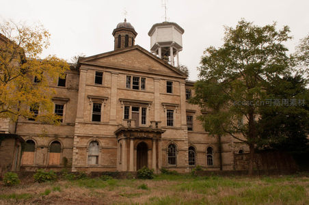 废弃古典建筑与秋日树木相映成趣