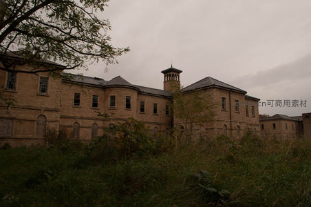 阴云下废弃砖石建筑群显沧桑感