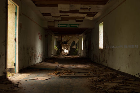 破败医院走廊尽头的逃生指示牌