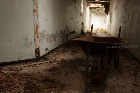 尘封走廊里孤寂的手推车