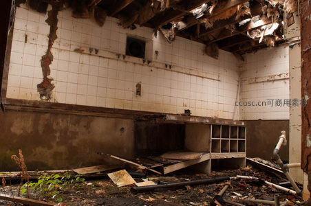 废弃浴室残景，瓷砖剥落天花板坍塌