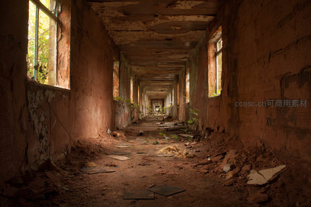 红土走廊尽头，阳光穿透窗框照亮废墟