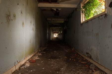 幽深废弃走廊，尽头透出微光引人探索