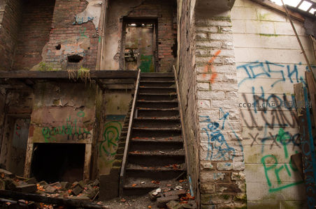 废弃工厂楼梯间涂鸦斑驳的时光