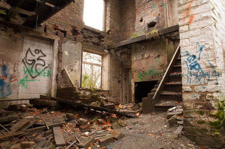 断壁残垣中窥见昔日工业辉煌