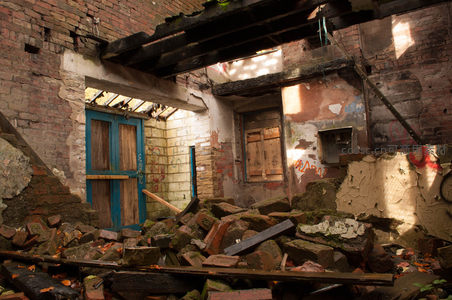 蓝门孤守废墟堆叠的时光记忆