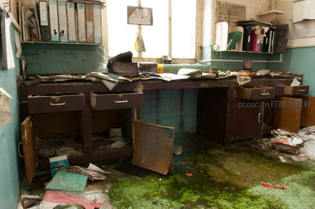 破败办公桌，抽屉敞开，绿苔蔓延地面