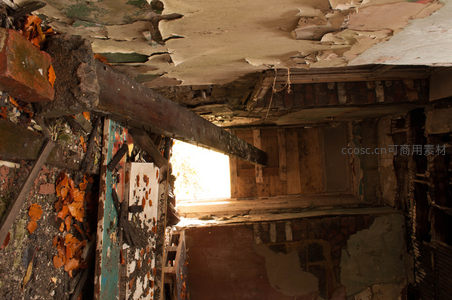 天花板剥落处透进希望之光