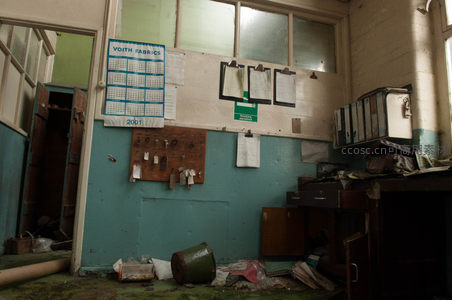 废弃办公室角落，2001年日历见证时光流逝