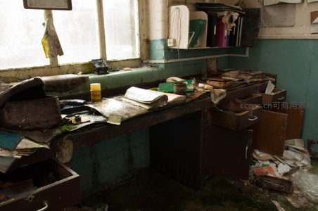 废弃实验室一角，瓶罐与文件散落桌面