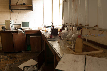 荒废实验室，老式电脑与实验器材静默伫立