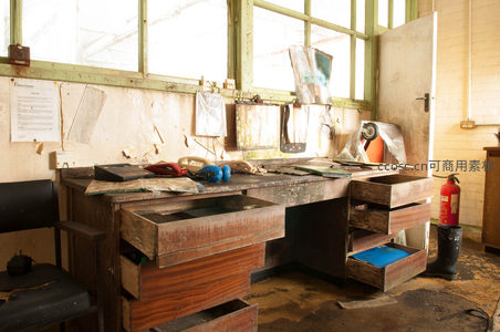 废弃工厂的旧工作台与工具