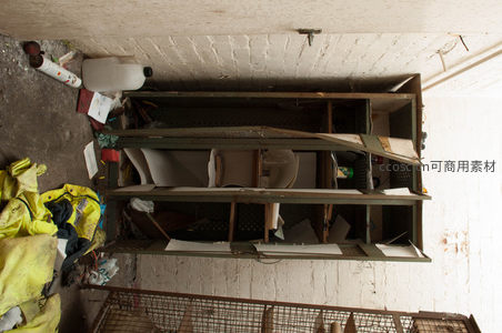 杂乱储物架堆满废弃物品