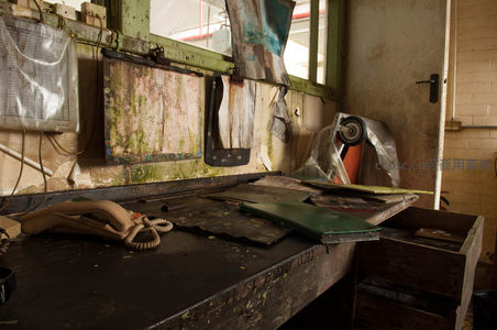 尘封办公室角落的老式电话