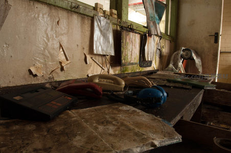 桌面上的复古通讯设备特写