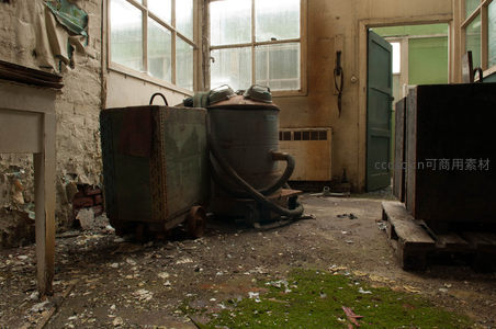 废弃厂房内布满青苔的地面