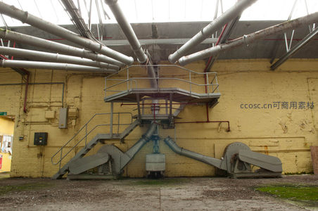 黄色墙体前的大型通风管道系统