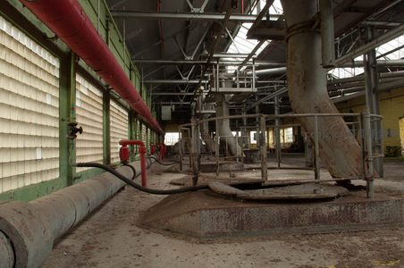 老旧厂房内红色管道与除尘设备