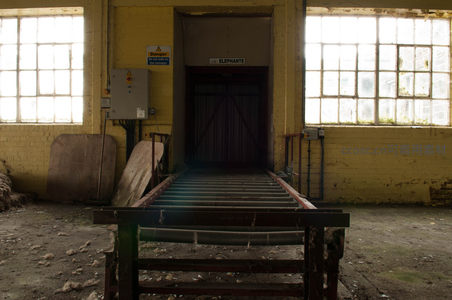 标有ELEPHANTE字样的旧式传送带入口