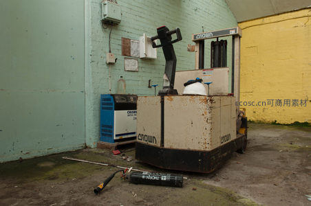 角落里生锈的叉车与空压机设备