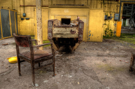 废弃车间中孤零零的旧椅子与机器