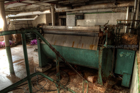 地下厂房内锈蚀的大型工业滚筒