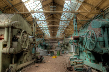 空旷厂房内巨大陈旧机器阵列
