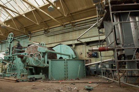 大型工业设备旁的金属梯架