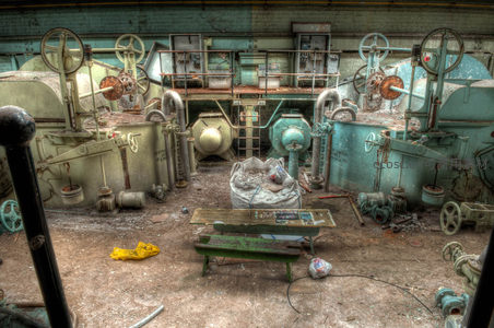 工厂车间内多台机器与杂物场景