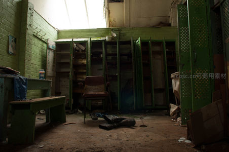 破败更衣室里绿色储物柜与尘埃