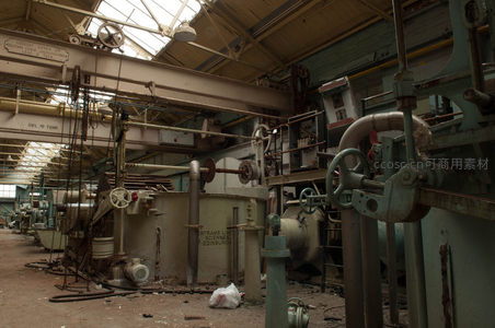 废弃工厂内部机械与管道的工业遗迹
