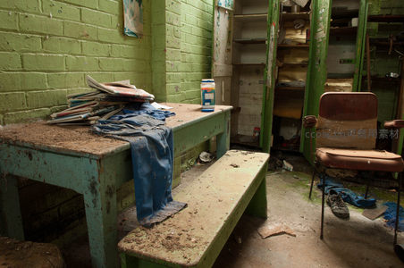堆满杂物的废弃工作台与老旧座椅