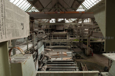 从高处俯瞰废弃工厂的复杂生产线