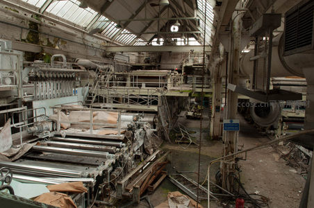 废弃工厂内部机械与管道的工业遗迹