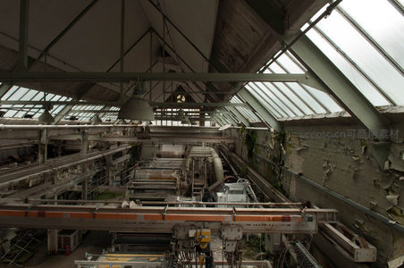 破旧厂房天窗下空旷的工业车间