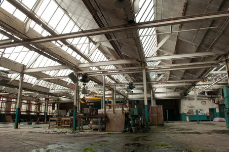 废弃厂房高窗透光全景