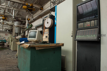 工厂控制台与老式电脑特写