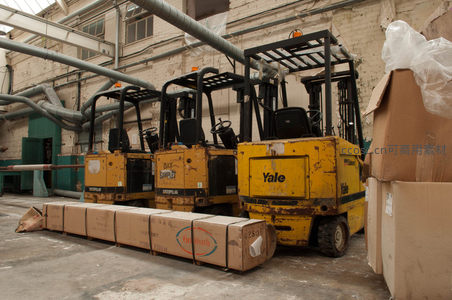 仓库内黄色叉车与纸箱堆