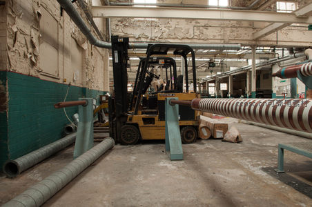 叉车搬运巨型条纹管道