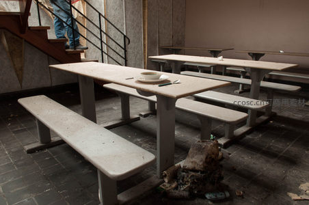 食堂长桌空无一人，角落垃圾堆积如山