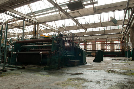 废弃工厂内部大型机械设备特写