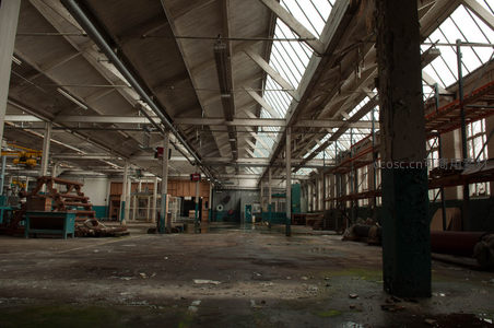 空旷厂房内部结构与管道布局