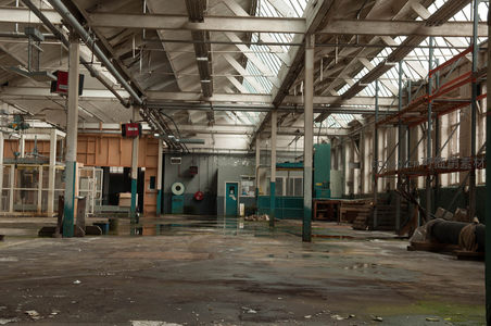 工厂车间中央通道与设备布局